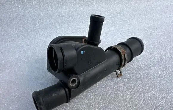 Volkswagen PASSAT B6 Engine coolant pipe/hose 038121133