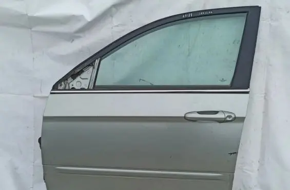 Chrysler Pacifica Front door Sidabrine
