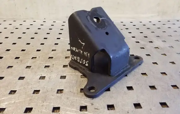 KIA Sorento Engine mounting bracket