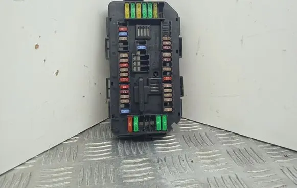 BMW 4 F36 Gran coupe Fuse module 9389068