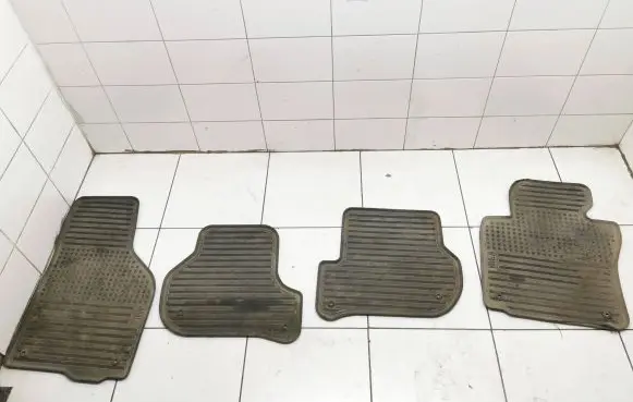 Skoda Octavia Mk2 (1Z) Car floor mat set 1Z1862435 1z1862451 1z1862352