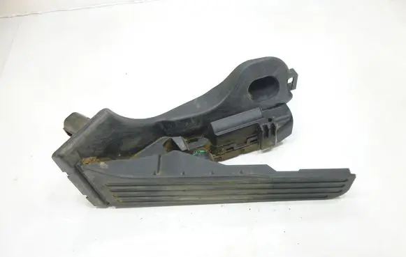 Accelerator throttle pedal