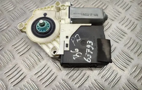 Volkswagen PASSAT B6 Front door window regulator motor 1K0959702Q 1K0959792M