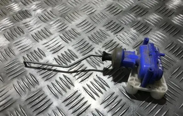 Audi 80 90 S2 B4 Central locking vacuum pump 