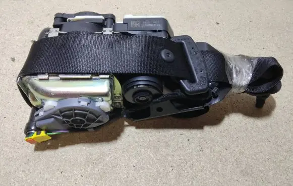 Mercedes-Benz GLA H247 Front seatbelt 620049500 00610167125 621933200E