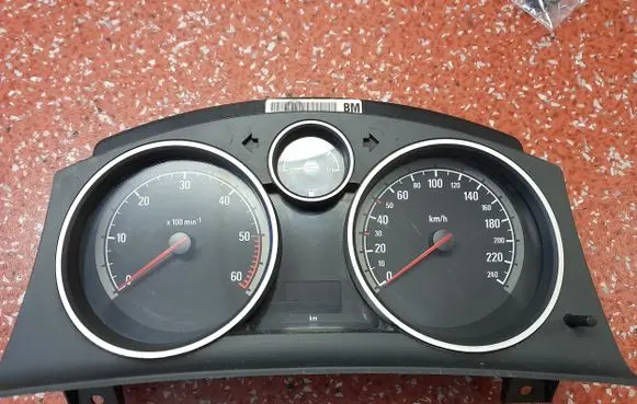 Opel Zafira B Speedometer (instrument cluster) 13251615