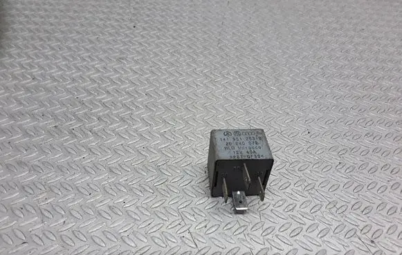 Volkswagen PASSAT B5.5 Other relay 141951253B