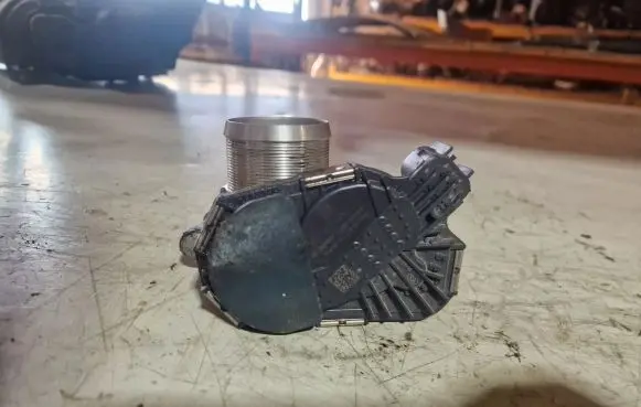 Opel Zafira C Throttle valve 55565489