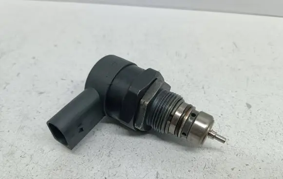 BMW 7 E65 E66 Fuel pressure regulator 0281002738