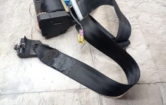 Volkswagen Golf IV Front seatbelt 1J4857705J