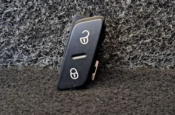 Volkswagen PASSAT CC Central locking switch button 1K0962125B