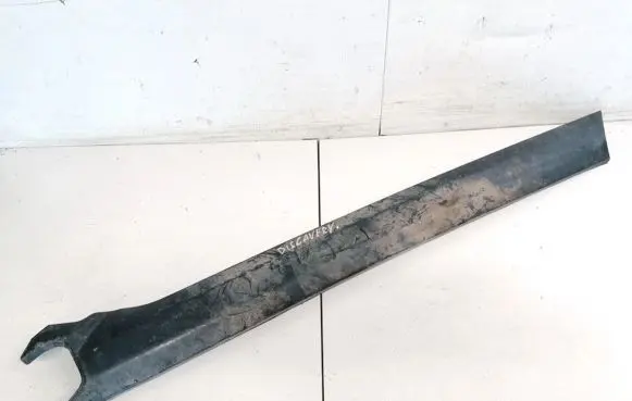 Land Rover Discovery 3 - LR3 Front door glass trim molding dcb000143