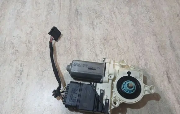Volkswagen PASSAT B6 Rear door window regulator motor 960092100