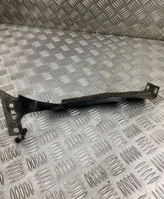 Fender mounting bracket