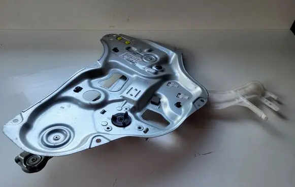 Hyundai ix35 Rear window lifting mechanism without motor