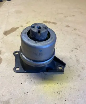 Volkswagen Transporter - Caravelle T5 Engine mounting bracket