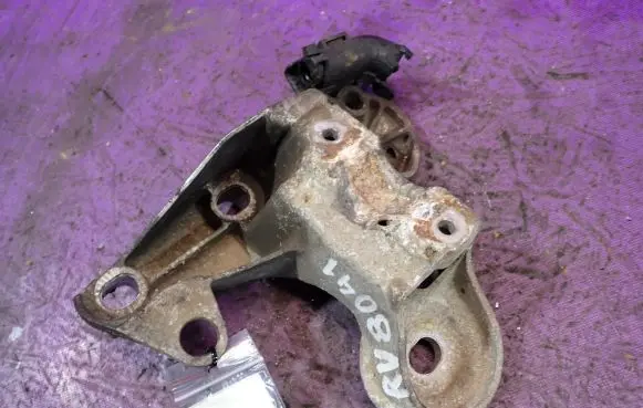Audi A4 S4 B6 8E 8H Engine mounting bracket 8E0199352F