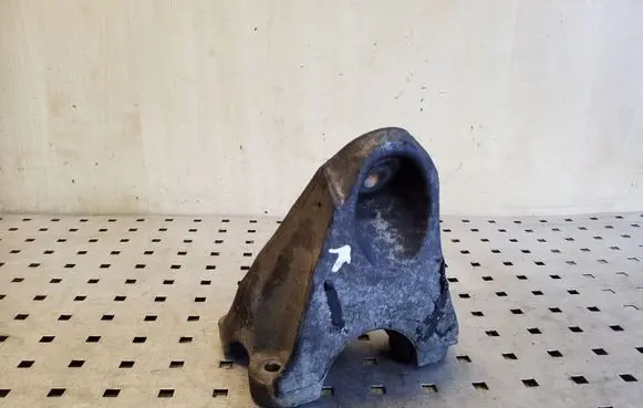 Volkswagen Touareg I Engine mounting bracket 7L6199307