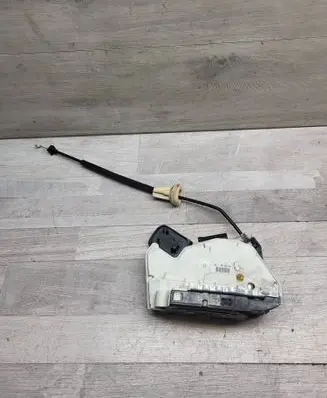 Volkswagen Golf VI Front door lock 5K1837016