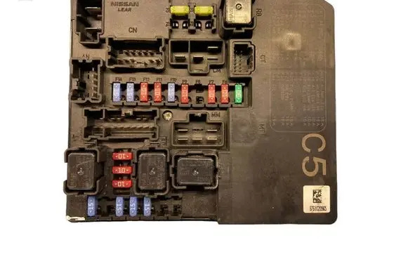 Nissan Juke I F15 Fuse module 284B71KA0D