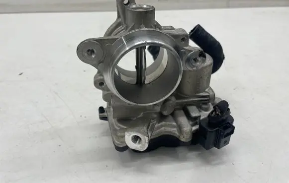 Volkswagen Tiguan Throttle valve 04L128563AA