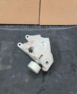 Engine mounting bracket