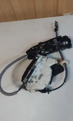 Volkswagen Golf VII Front door lock 5K1837016E