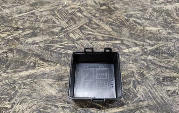 Lexus LS 460 - 600H Fuse box cover 8266250171