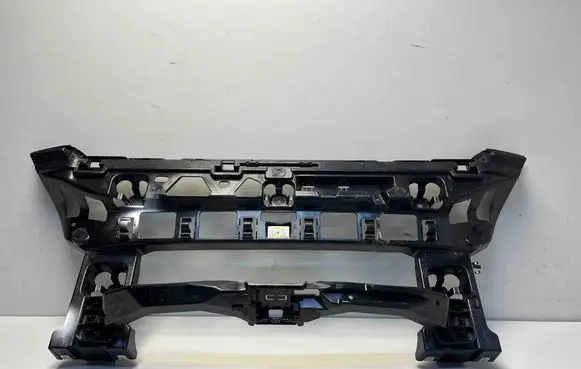 Rear bumper mounting bracket