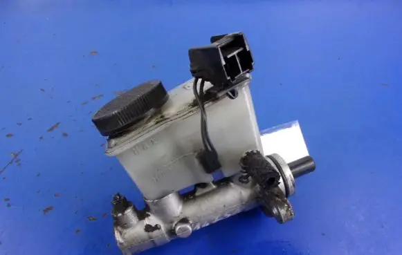 Mazda 323 Master brake cylinder