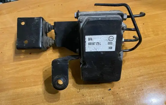 Skoda Fabia Mk2 (5J) ABS Pump 6R0907379L 0265800817