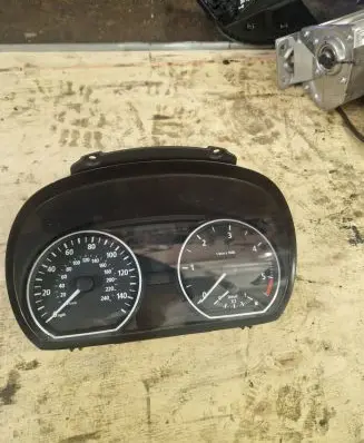 BMW 1 E81 E87 Speedometer (instrument cluster) 102498213 150032517 6947136