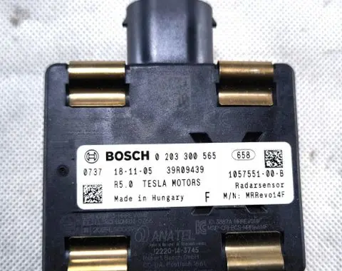 Tesla Model S Distronic sensor radar 1057551-00-B
