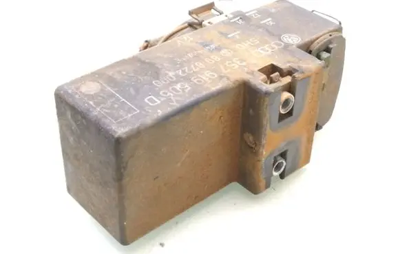 Volkswagen Golf III Coolant fan relay 357919506D