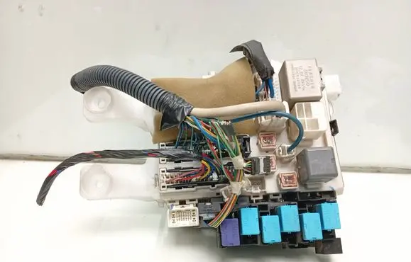 Toyota RAV 4 (XA30) Fuse module 8273042020 9098702027 2830028010