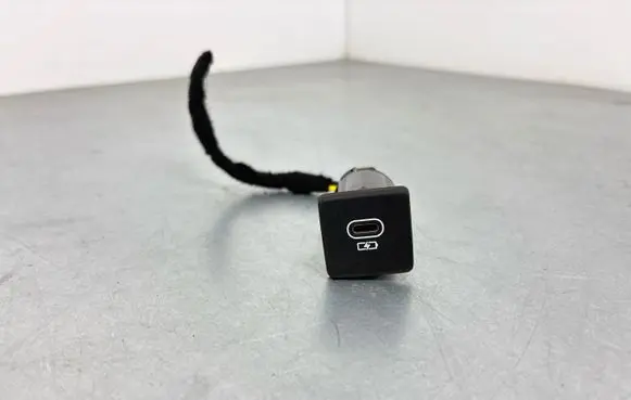 Land Rover Defender USB socket connector M8E219010DA