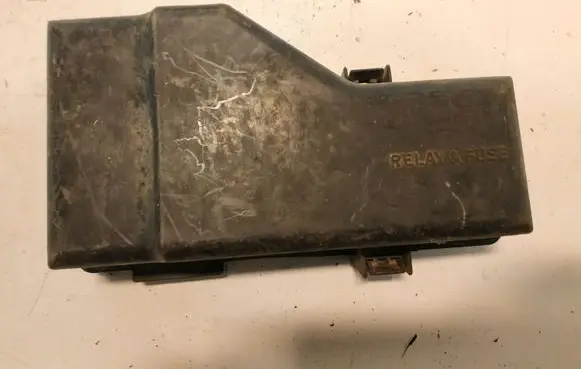 Toyota RAV 4 (XA20) Fuse box cover 8267242100