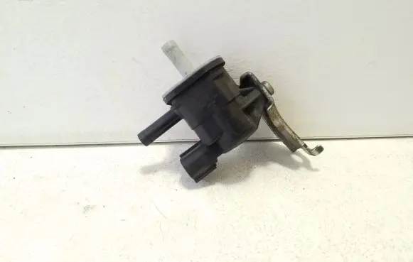 Lexus CT 200H Vacuum valve 9091012276 1362007010