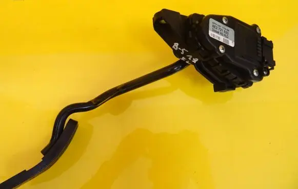 Volkswagen PASSAT B5 Accelerator throttle pedal 8E2721523
