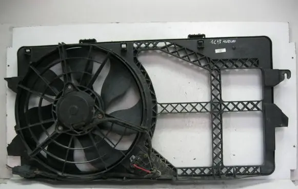 Radiator cooling fan shroud