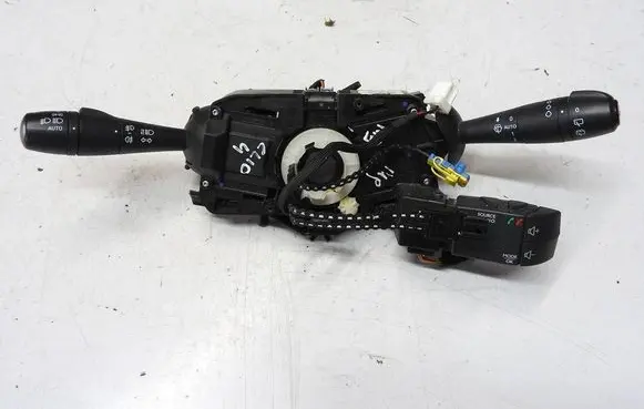 Renault Clio IV Wiper control stalk E10670323 280814