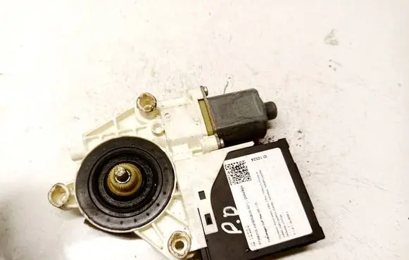 Volkswagen Golf Plus Front door window regulator motor 5M1837402 5M1837402C