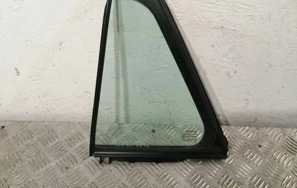Toyota Avensis T270 Rear vent window glass 6812405100 6818905070C6