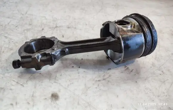 Nissan X-Trail T30 Piston with connecting rod