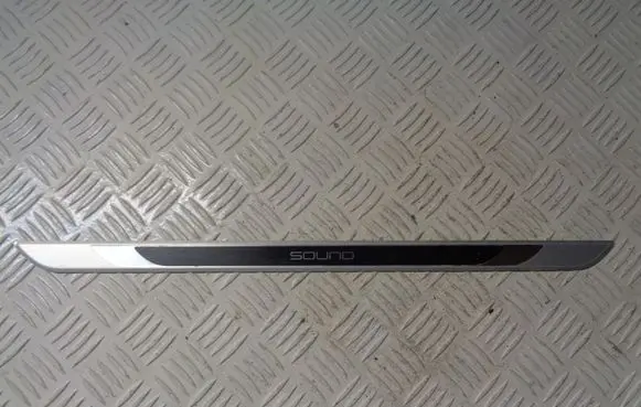 Volkswagen Golf Sportsvan (B) Pillar trim (exterior) 