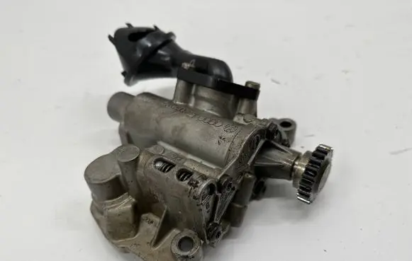 Volkswagen Golf VII Oil pump 06H115107AR