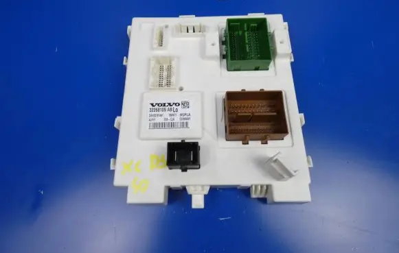 Volvo XC40 Comfort/convenience module 32268109 32268109AB 19W471