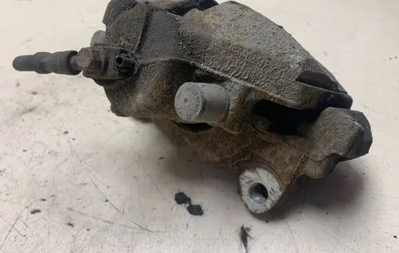 Volkswagen Golf VI Front brake caliper 8938
