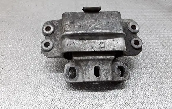 Volkswagen Caddy Engine mount bracket
