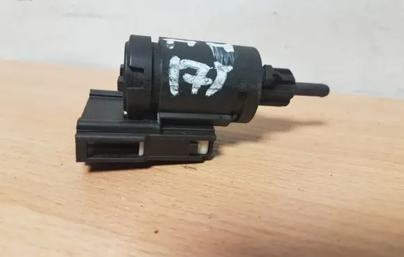 Audi A4 S4 B7 8E 8H Brake pedal sensor switch 3B0945511C